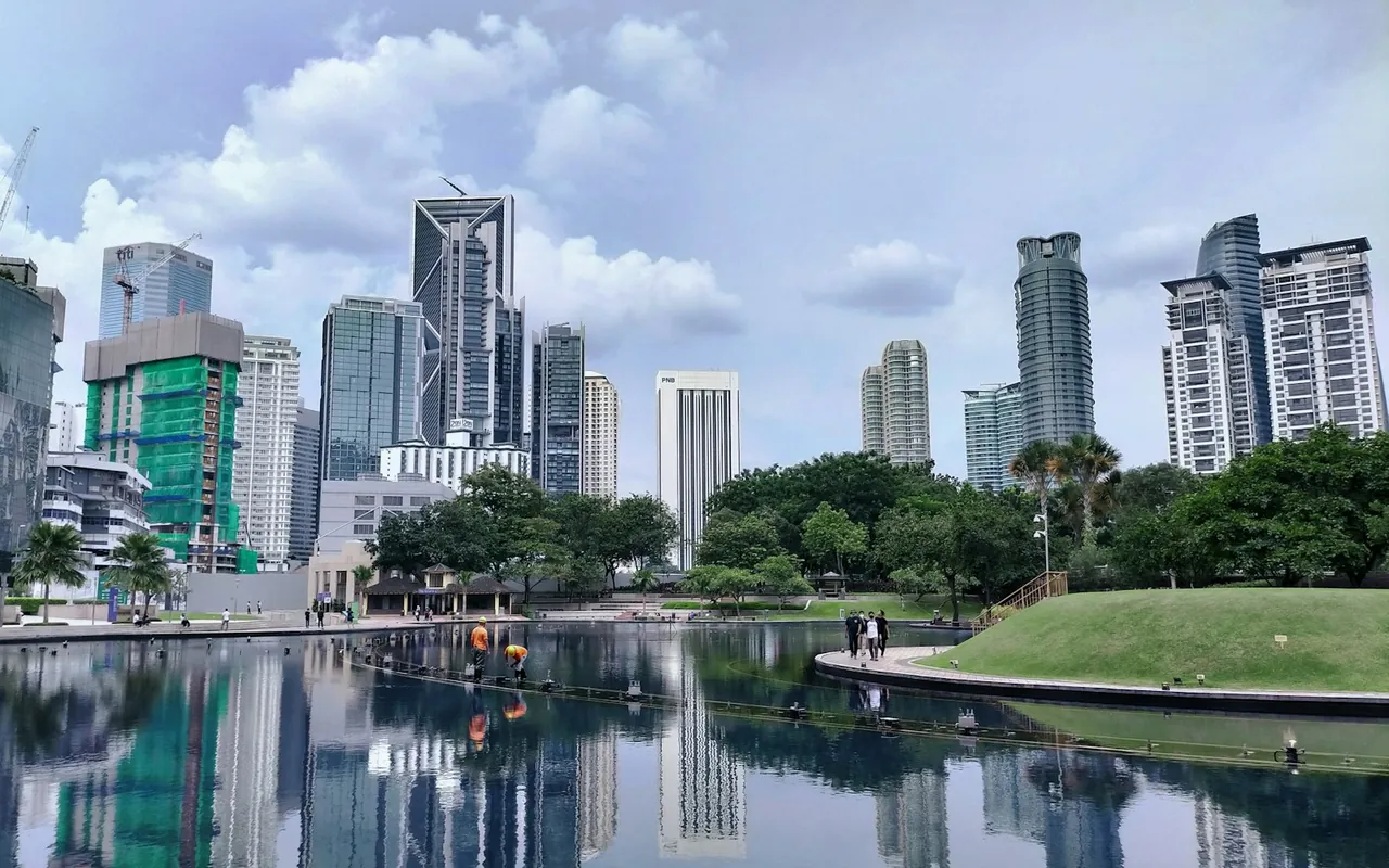 马来西亚吉隆坡的天际线与公园湖景